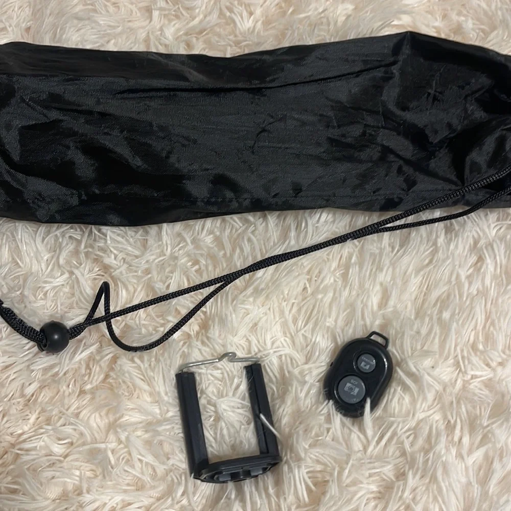 3 ft tripod. Comes w phone holder, remote, & storage/carry bag. GREAT CONDITION